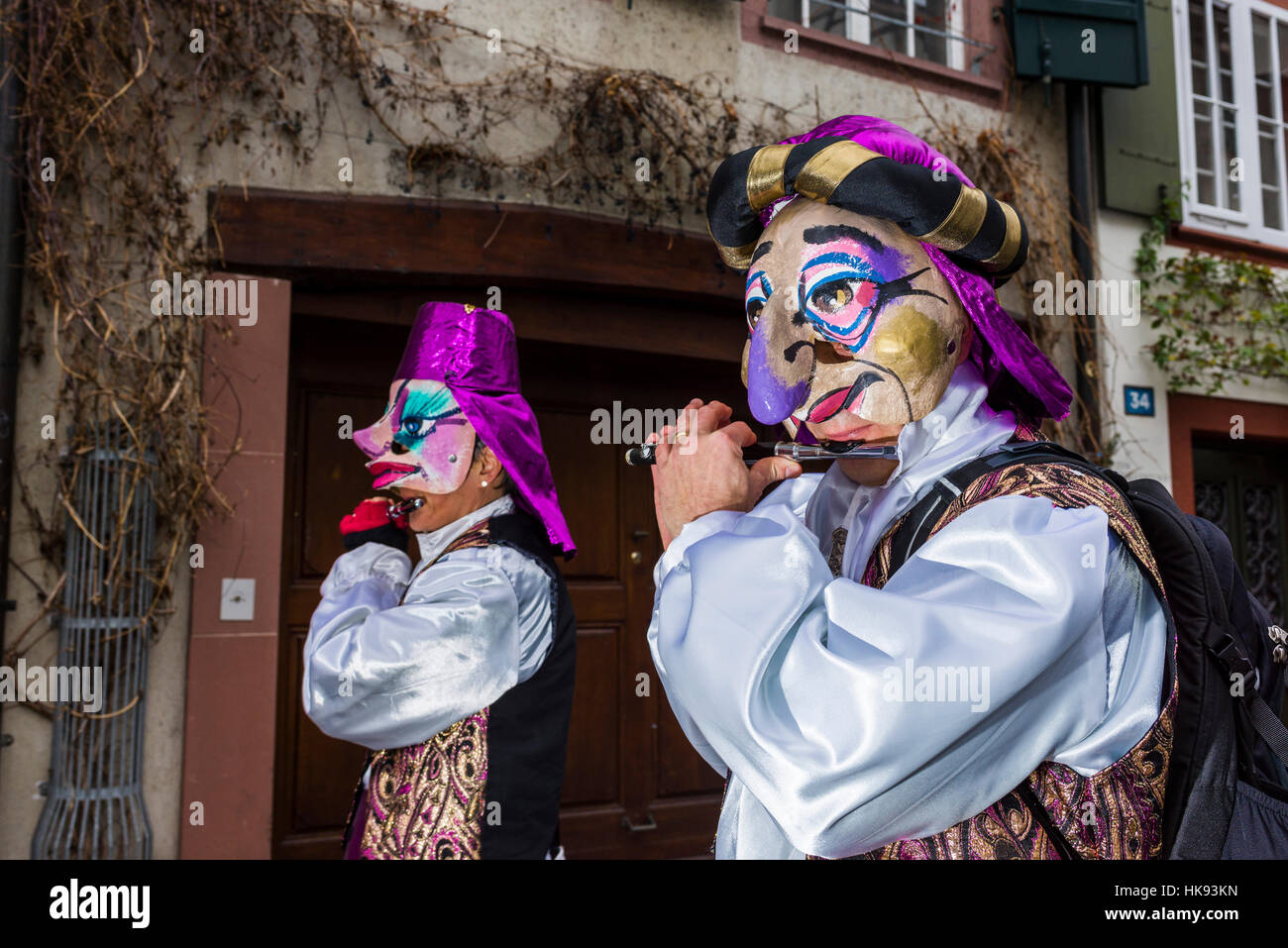 De nombreux groupes de gens masqués à pied à travers les rues de Bâle pour 3 jours et nuits de basler fasnacht, jouer de la musique tout le temps Banque D'Images