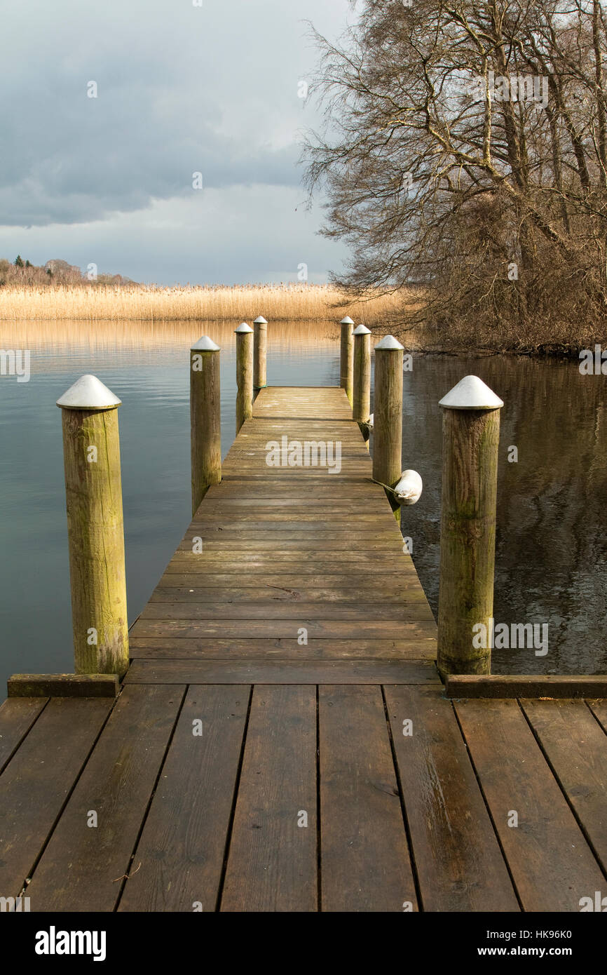 Petit embarcadère sur le fleuve de Gudenaa, Danemark Banque D'Images