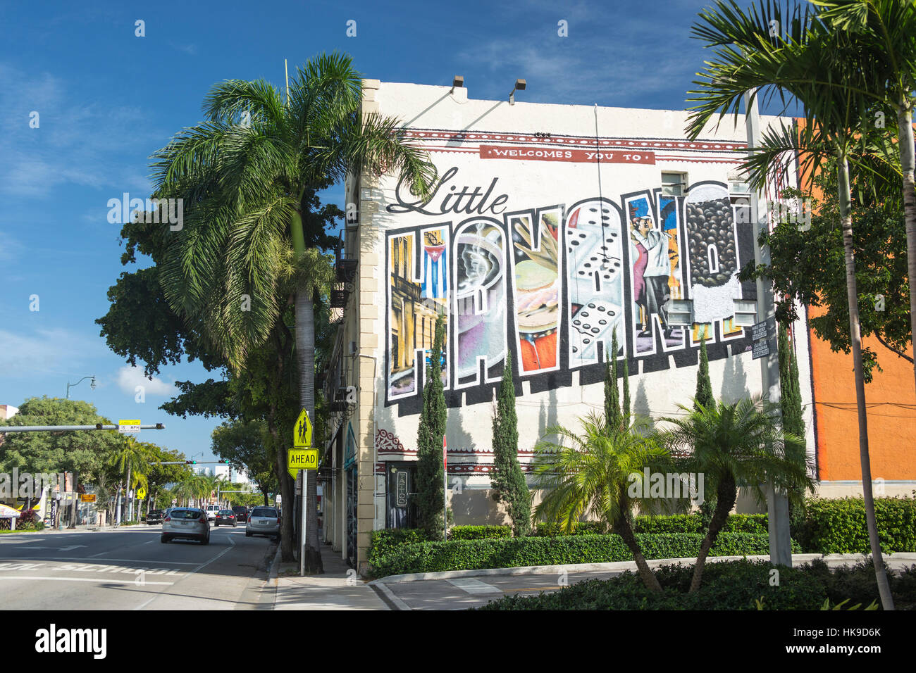 BIENVENUE À LITTLE HAVANA PANNEAU MURAL (©UNATTRIBUTED) HUITIÈME RUE QUARTIER LITTLE HAVANA MIAMI FLORIDA Banque D'Images