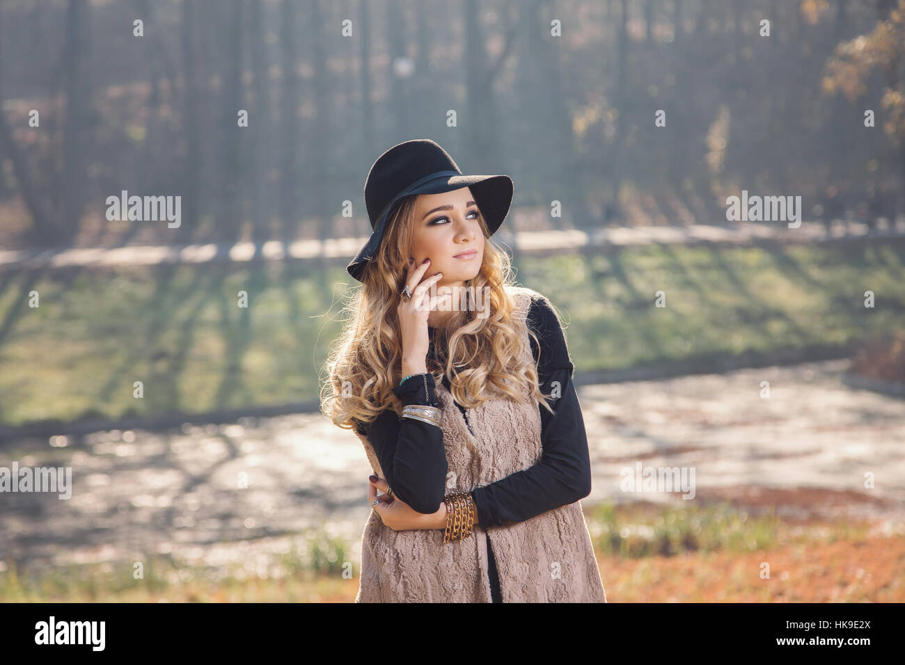 Portrait d'une jeune hippie femme portant un chapeau Photo Stock - Alamy