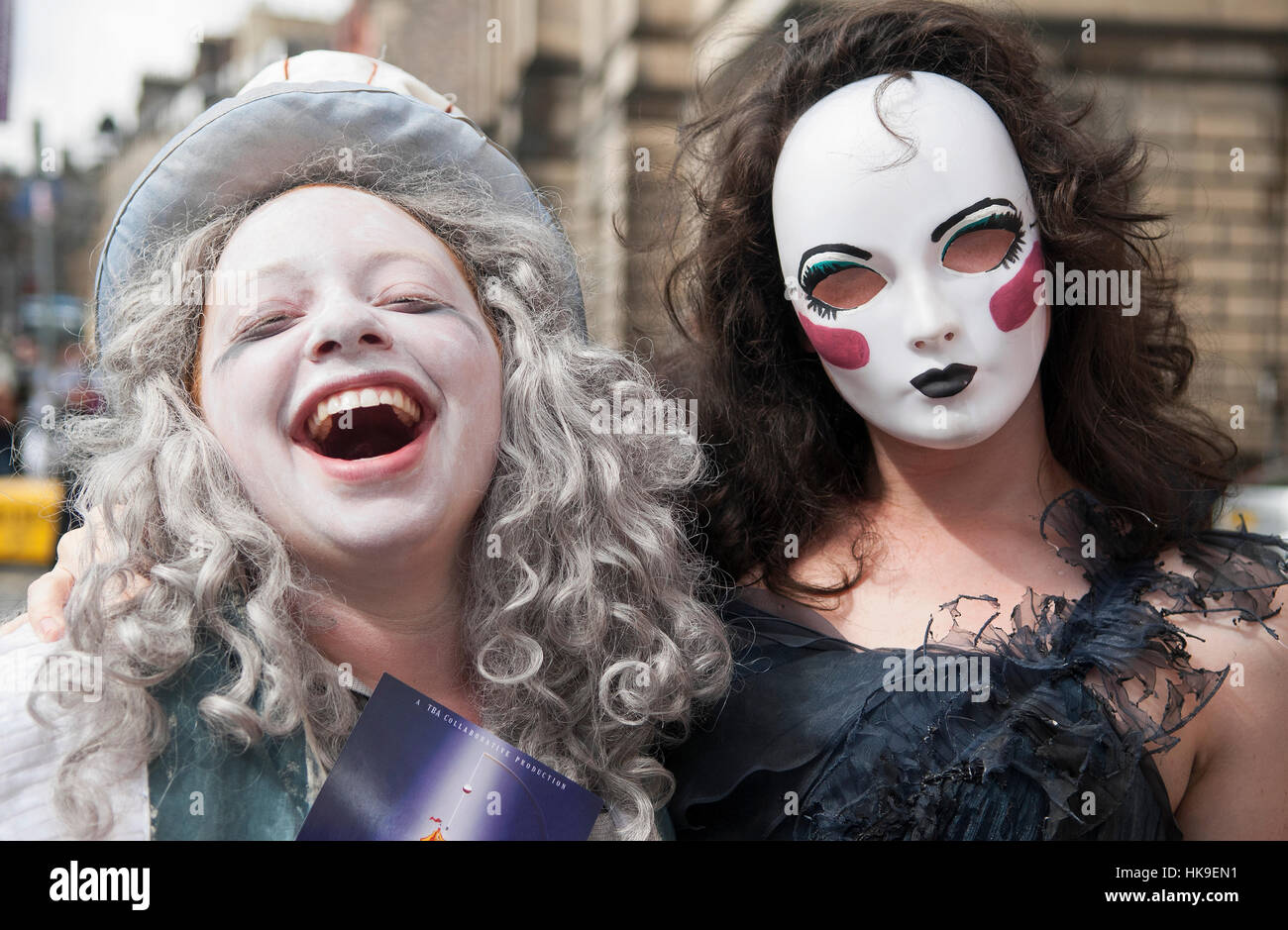 Edinburgh Fringe performers dans High Street show publicité Banque D'Images