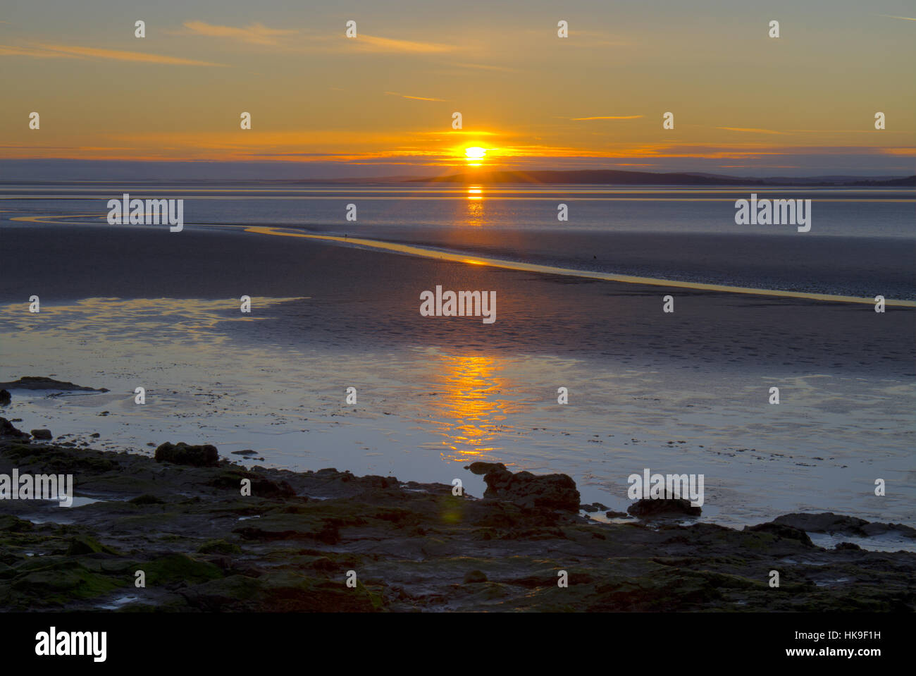 Vue sur bay au coucher du soleil. Silverdale, La Baie de Morecambe, Lancashire, Angleterre. Mars. Banque D'Images