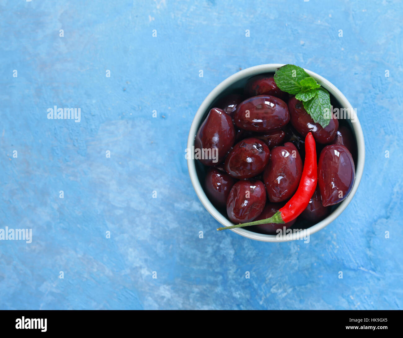 Olives kalamata rouge sur une table en bois Banque D'Images