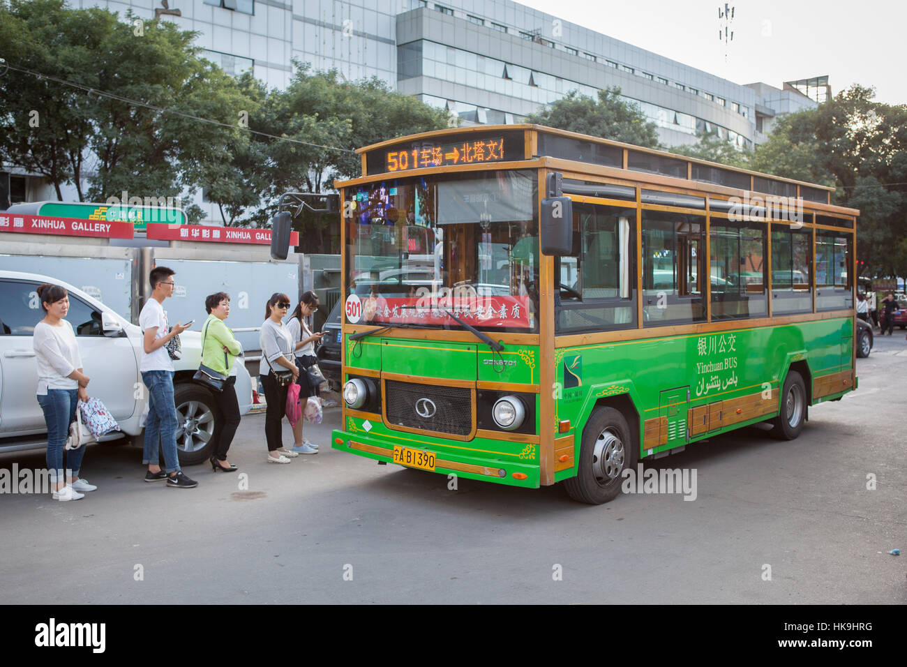 Les gens de se mettre sur le bus urbain typique. Yinchuan, Ningxia, Chine Banque D'Images