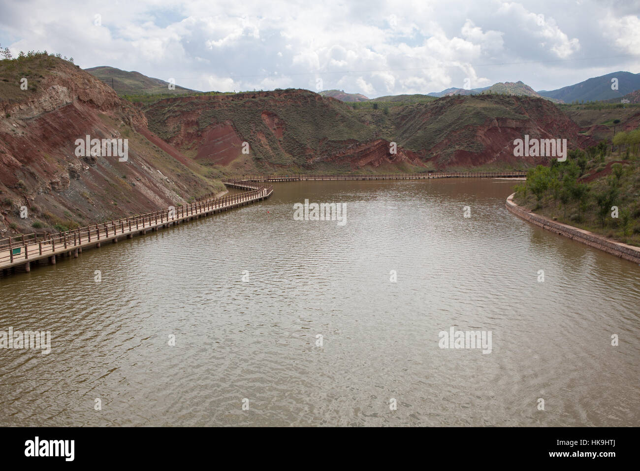 Le barrage à l'entrée de la Grottes Shan Xumi. Sanying, Guyuan, Ningxia, Chine Banque D'Images
