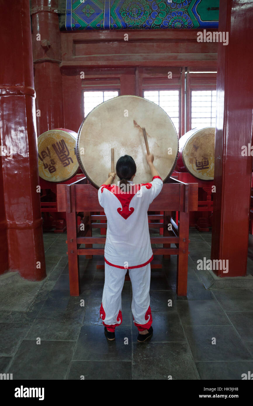 Le batteur d'effectuer à la Tour du Tambour, Beijing, Chine Banque D'Images