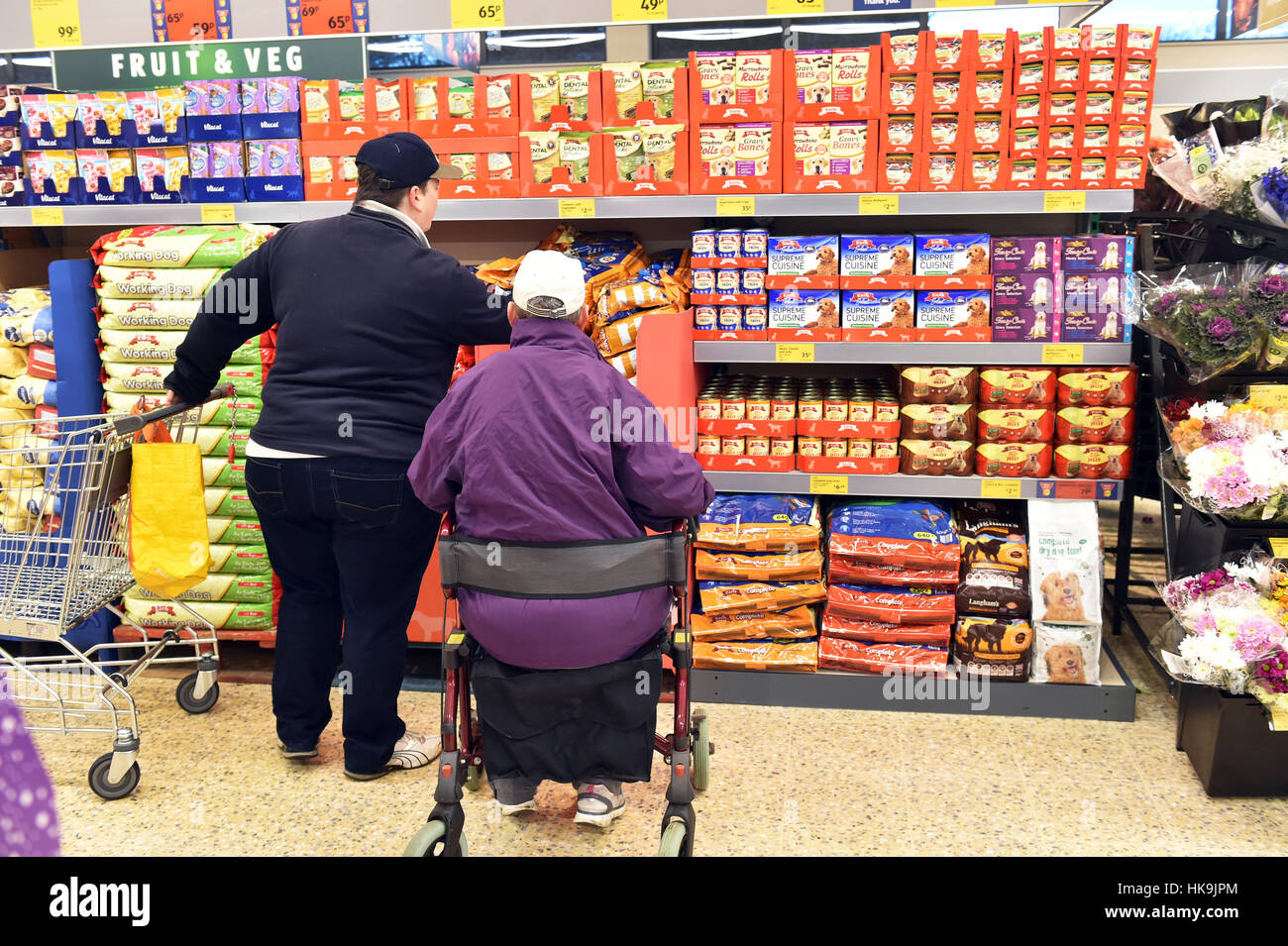 Un homme handicapé boutiques chez Aldi dans son fauteuil roulant Photo