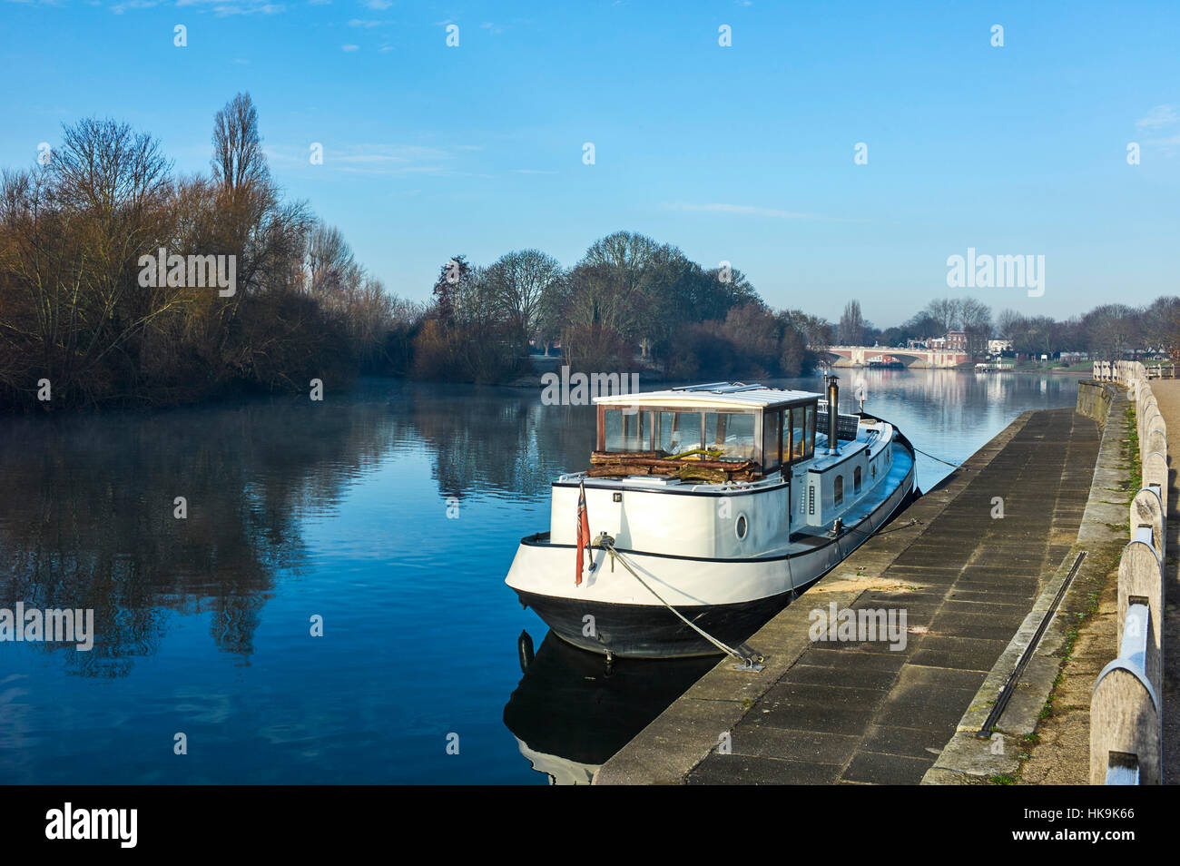 Une barge hollandaise à faisceau large amarré à Hampton court devant les jardins du palais Banque D'Images