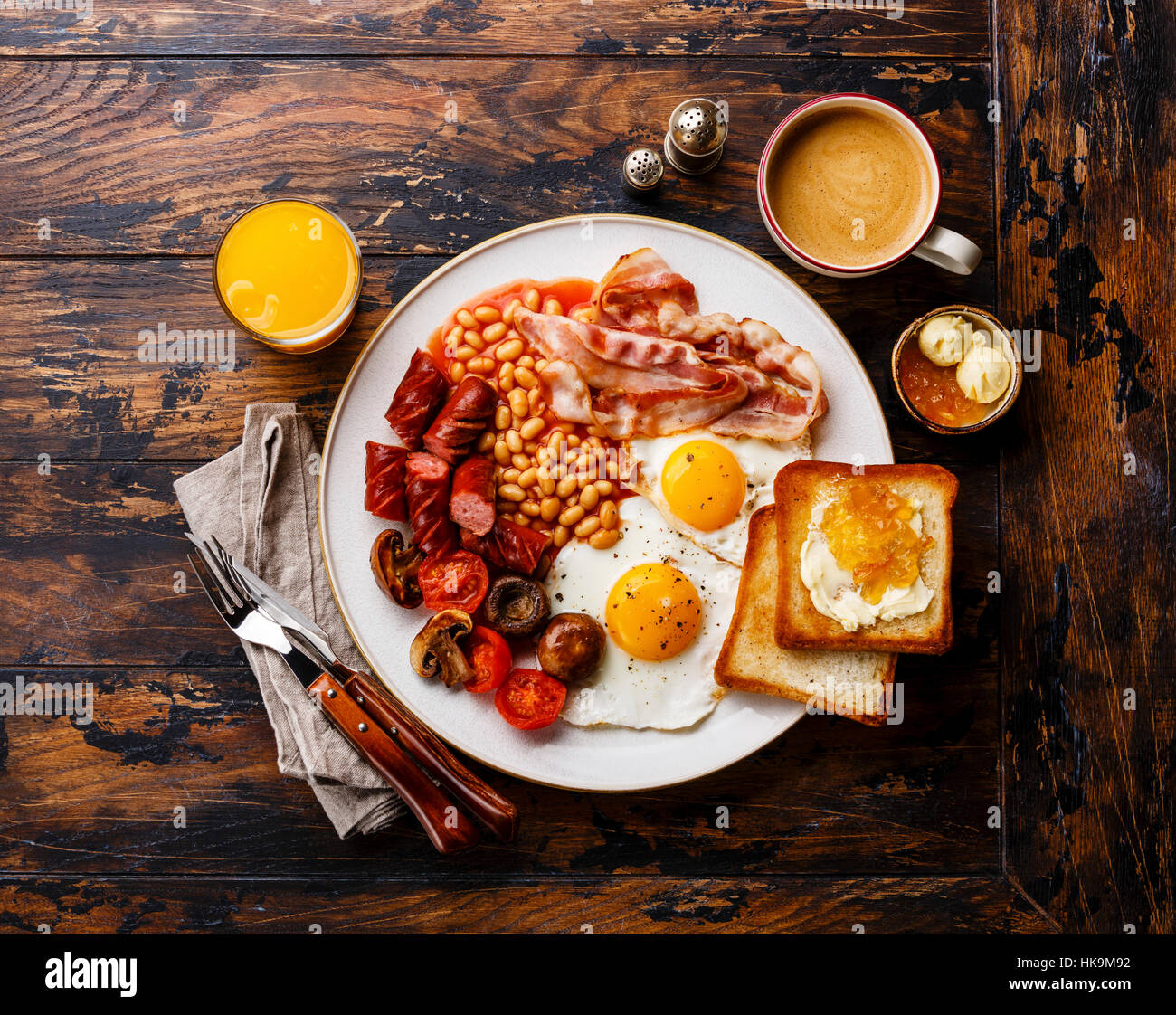 Le petit déjeuner anglais complet avec les œufs, saucisses, bacon, haricots, des toasts et du café sur fond de bois Banque D'Images
