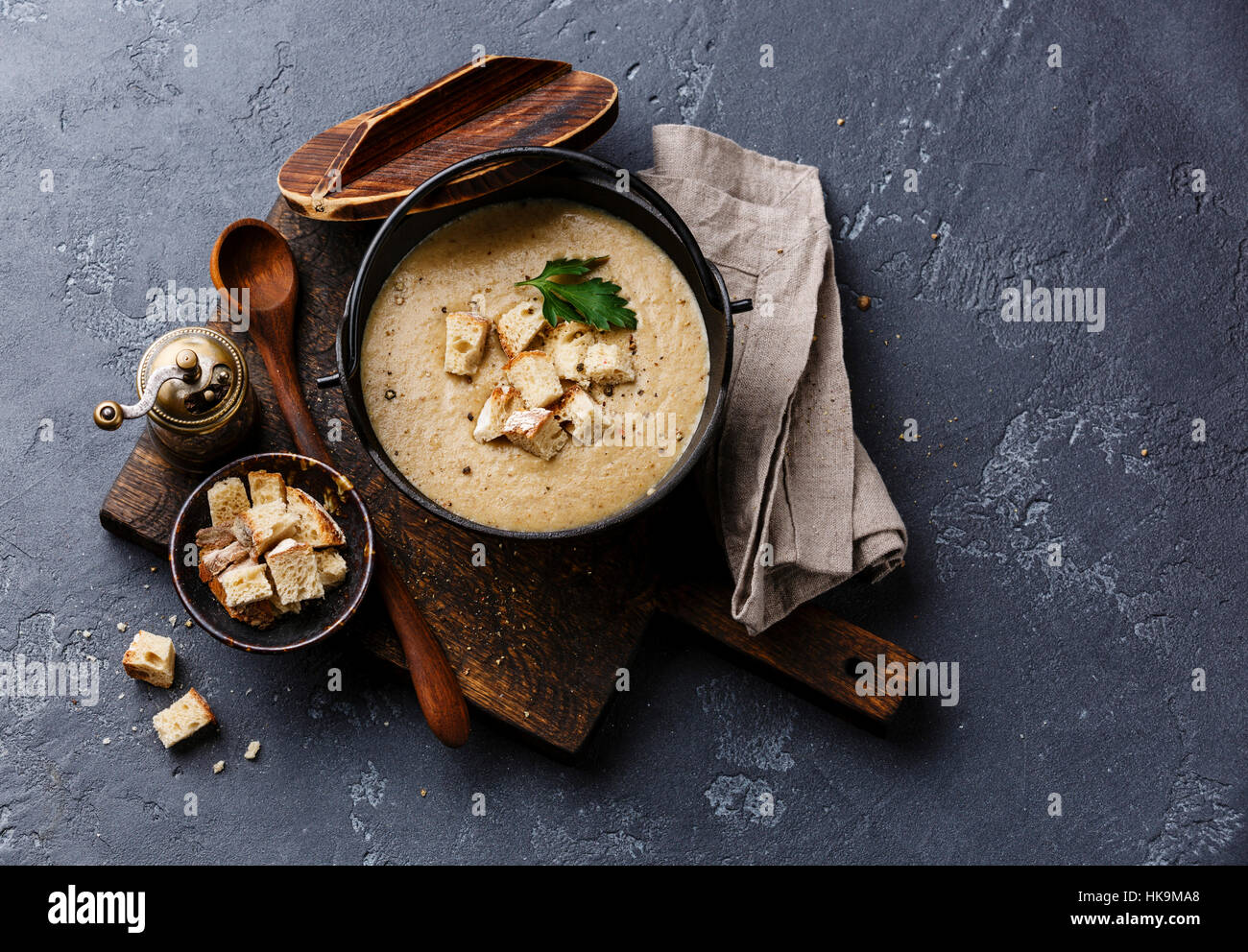 Soupe de crème avec des croûtons champignons porcini en pot de fer noir sur fond de pierre sombre copy space Banque D'Images