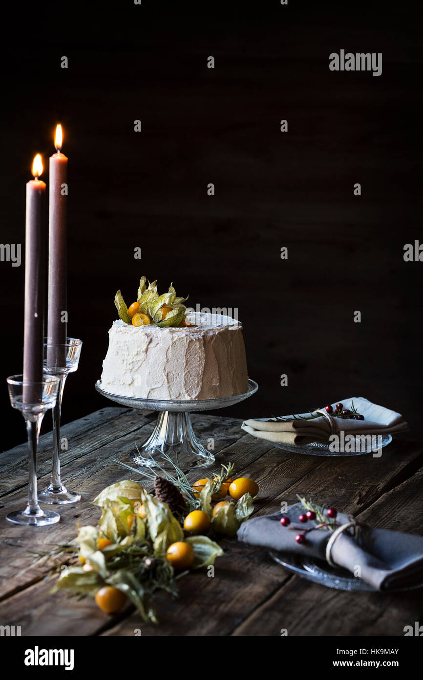 Gâteau mousseline sur table en bois Banque D'Images