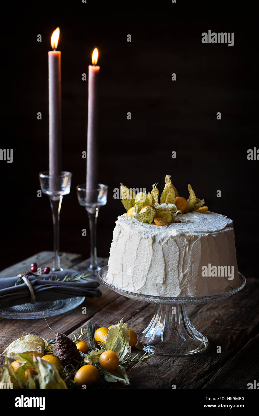 Gâteau mousseline sur table en bois Banque D'Images