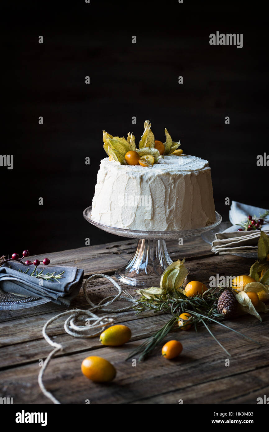 Gâteau mousseline sur table en bois Banque D'Images