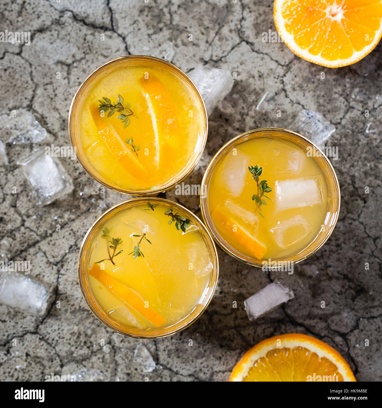 Cocktail avec le jus d'orange sur fond gris Banque D'Images