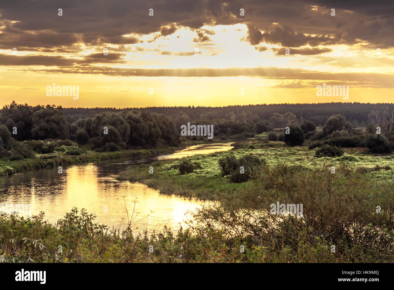 Sunrise dynamique avec de beaux paysage rural à river bank avec moody sky et de la lumière du soleil Banque D'Images