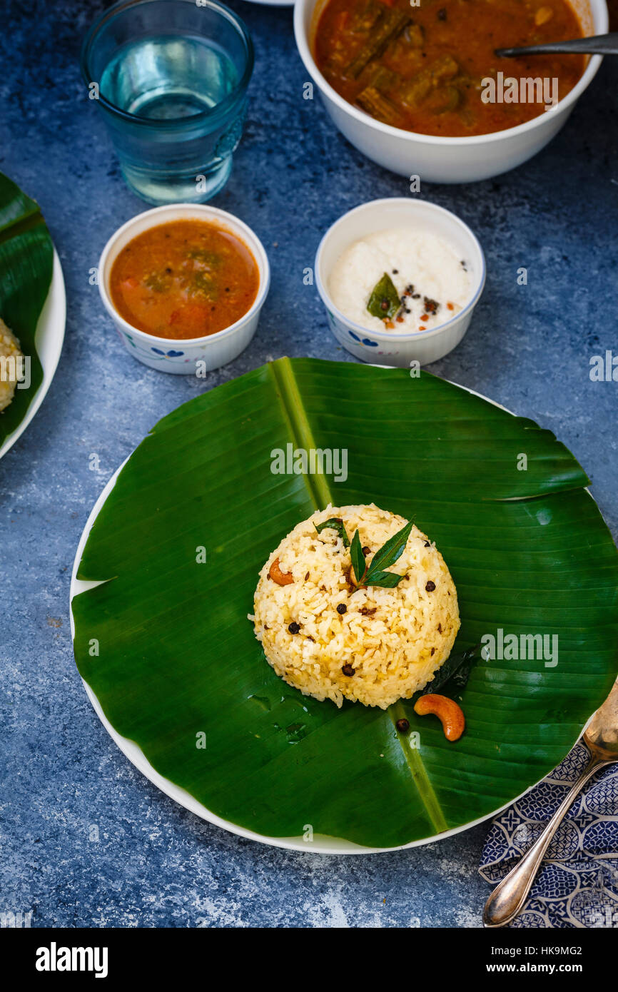 Le petit-déjeuner, un plat indien du sud Ven Pongal servi avec un chutney de noix de coco et Sambar Banque D'Images