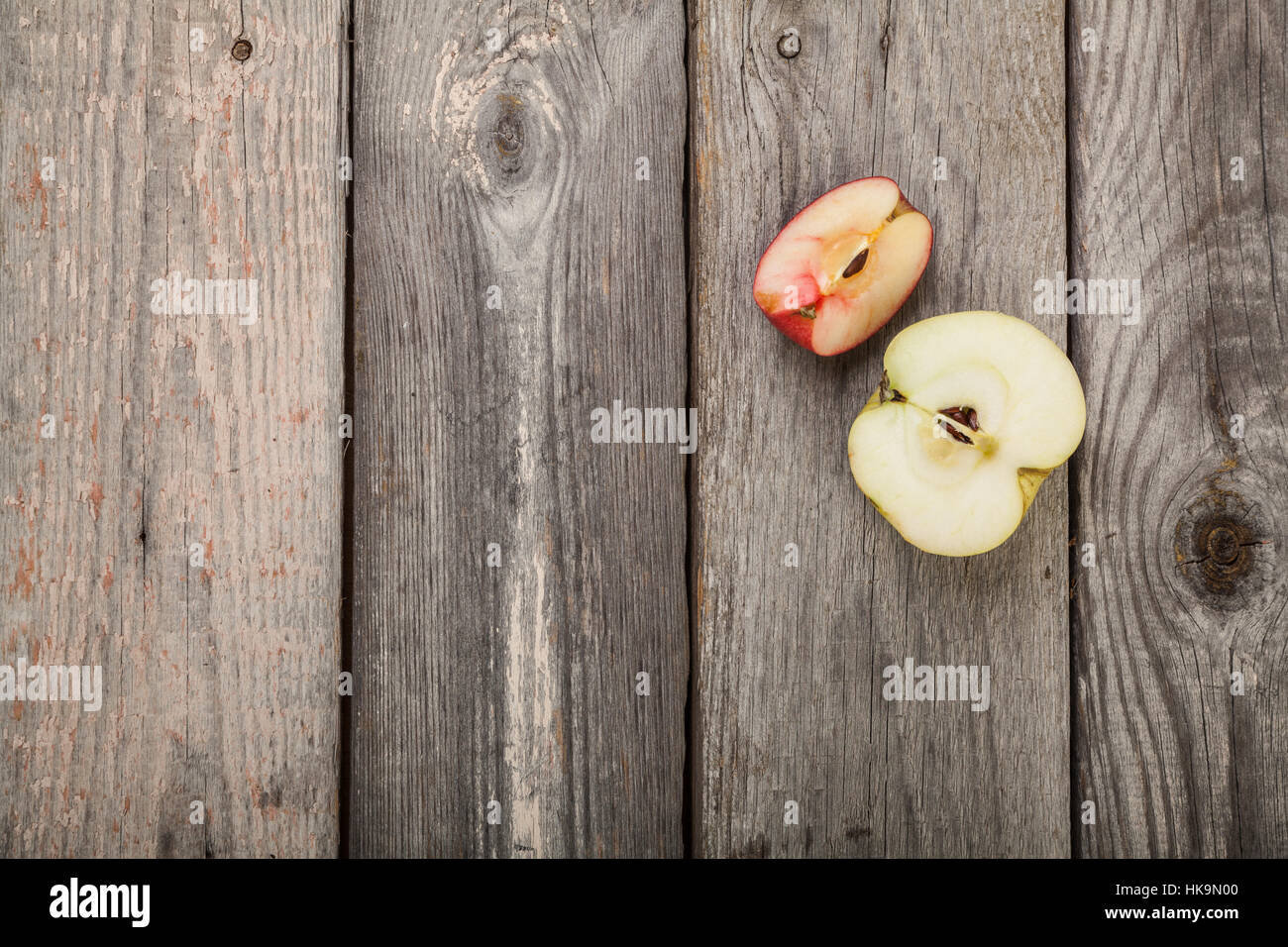 La pomme sur l'ancienne table en bois gris 500x500 Banque D'Images