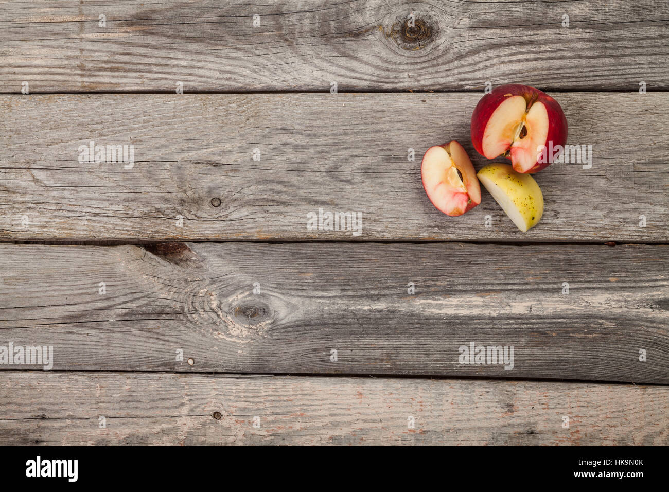 La pomme sur l'ancienne table en bois gris 500x500 Banque D'Images