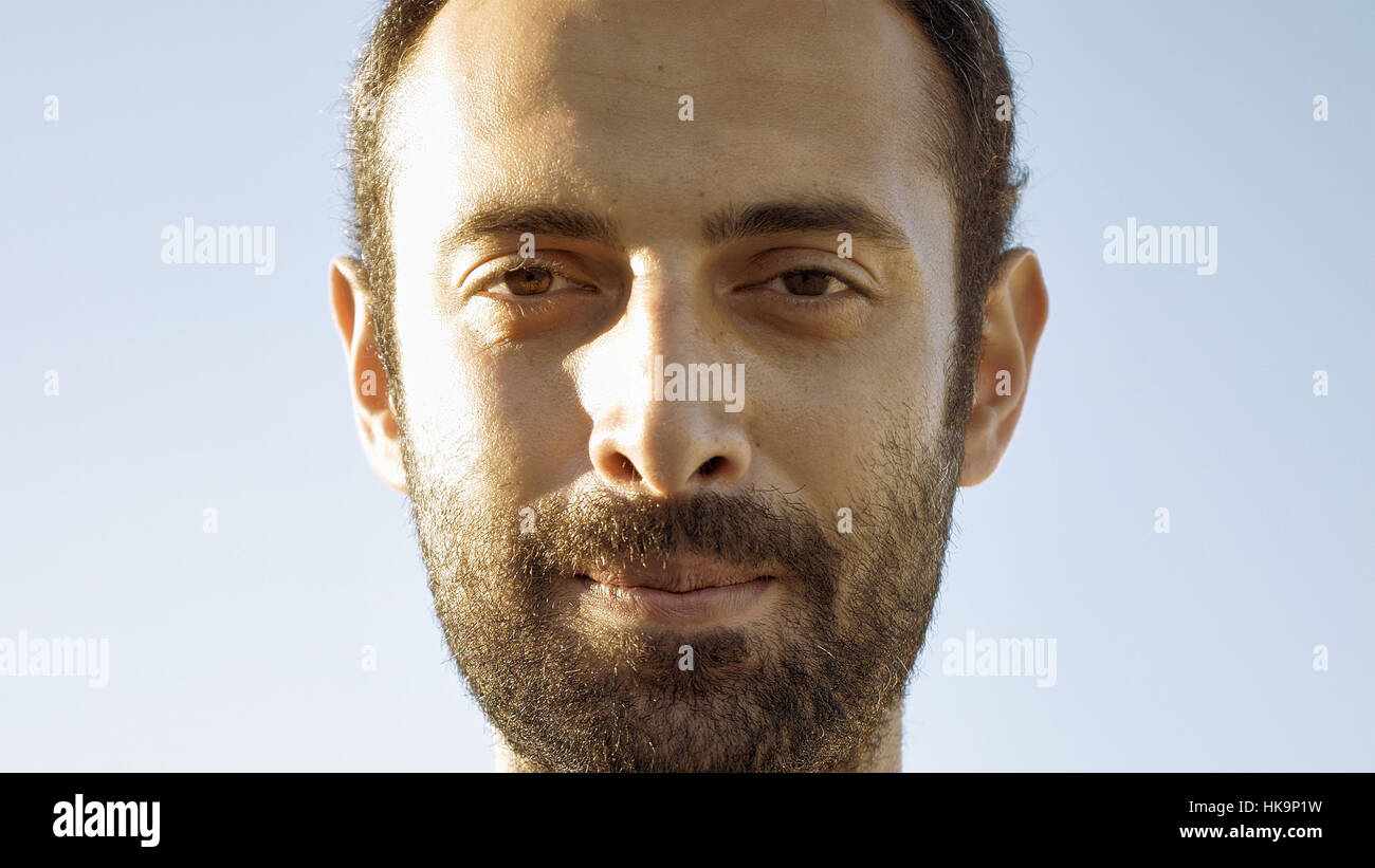 Cheerful homme sourit et hoche la tête avec des dents Banque D'Images