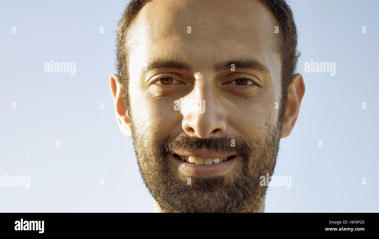Cheerful homme sourit et hoche la tête avec des dents Banque D'Images