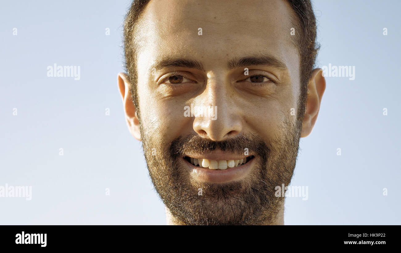 Cheerful homme sourit et hoche la tête avec des dents Banque D'Images