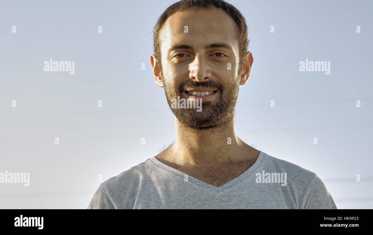 Cheerful homme sourit et hoche la tête avec des dents Banque D'Images