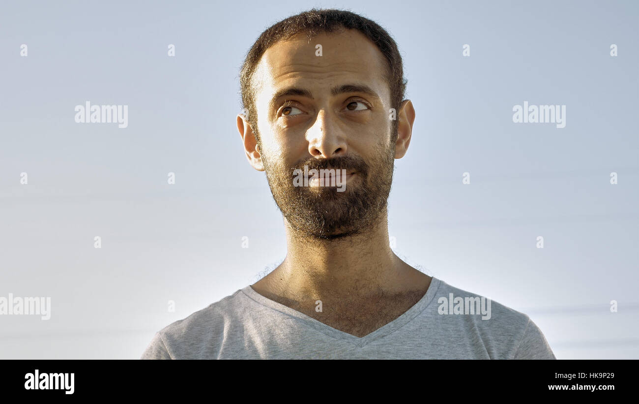 Cheerful homme sourit et hoche la tête avec des dents Banque D'Images