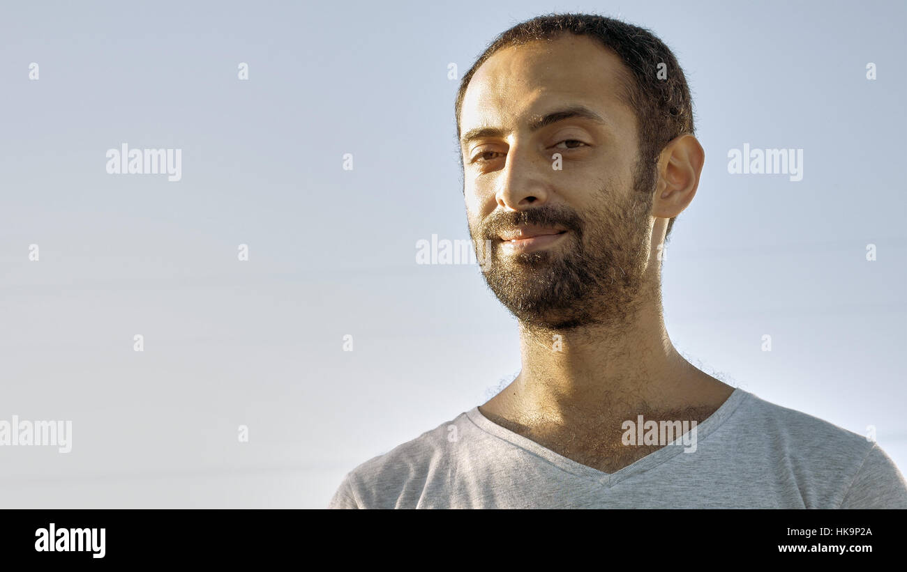 Cheerful homme sourit et hoche la tête avec des dents Banque D'Images