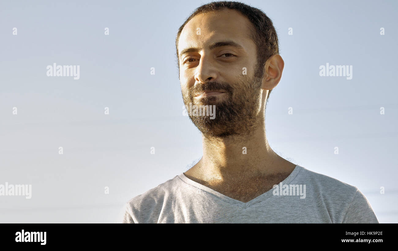 Cheerful homme sourit et hoche la tête avec des dents Banque D'Images