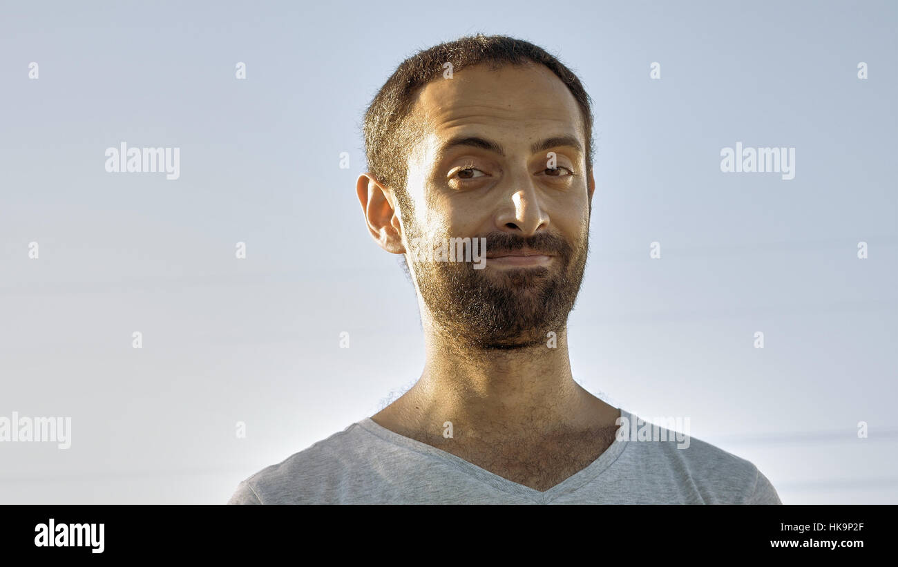 Cheerful homme sourit et hoche la tête avec des dents Banque D'Images