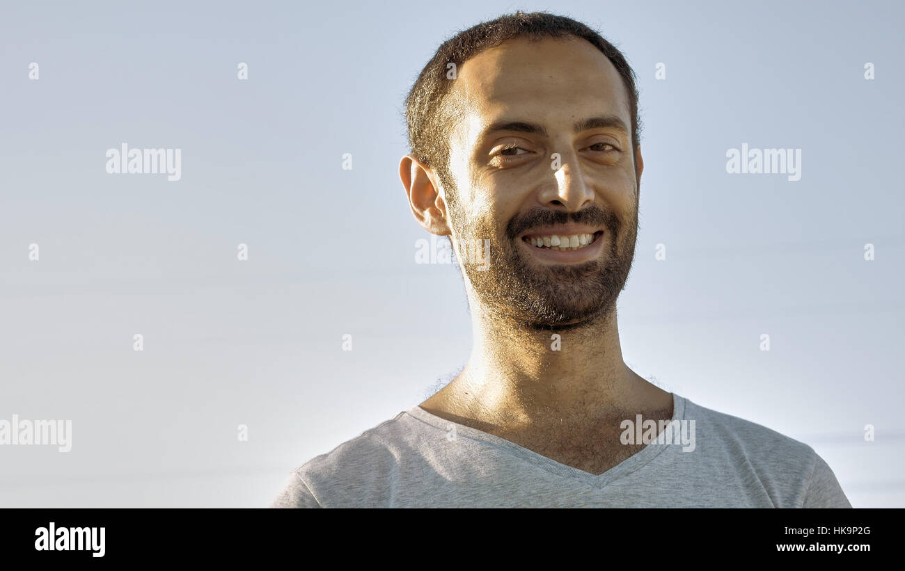 Cheerful homme sourit et hoche la tête avec des dents Banque D'Images
