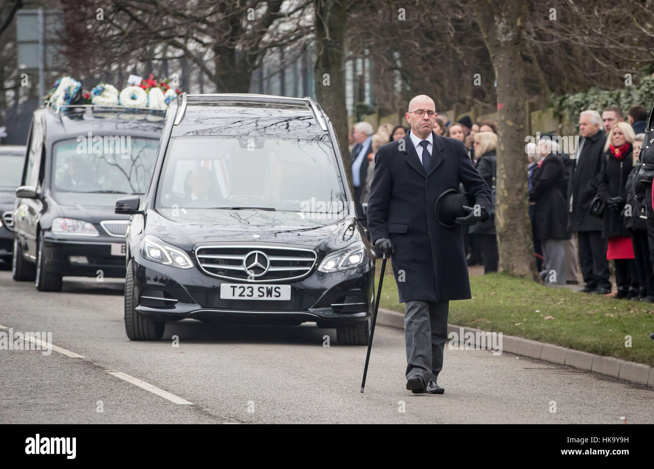 Le cercueil de Lance Caporal Scott Hetherington est tiré de tous les Saints et martyrs Church à Middleton, Greater Manchester suite à des funérailles militaires. Banque D'Images
