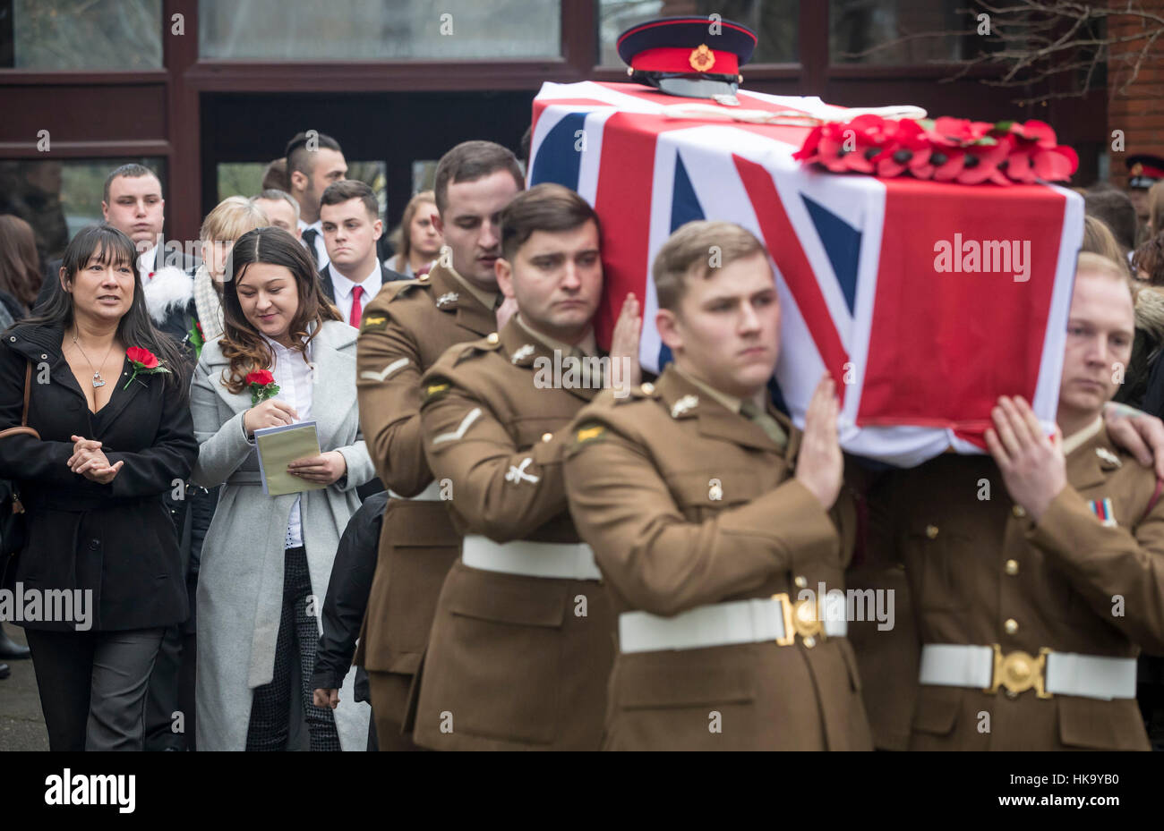 Le cercueil de Lance Caporal Scott Hetherington est réalisée à partir de tous les Saints et martyrs Church à Middleton, Greater Manchester suite à des funérailles militaires. Banque D'Images