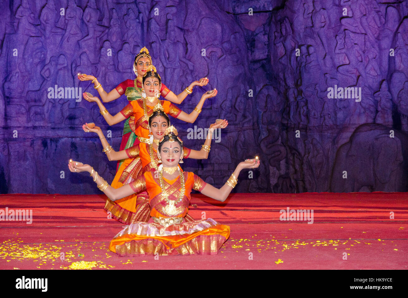 Danses classiques et traditionnels merveilleux et formations sont à l'expérience au cours de la danse-festival annuel à mahabalipuram, au sud de Chennai Banque D'Images