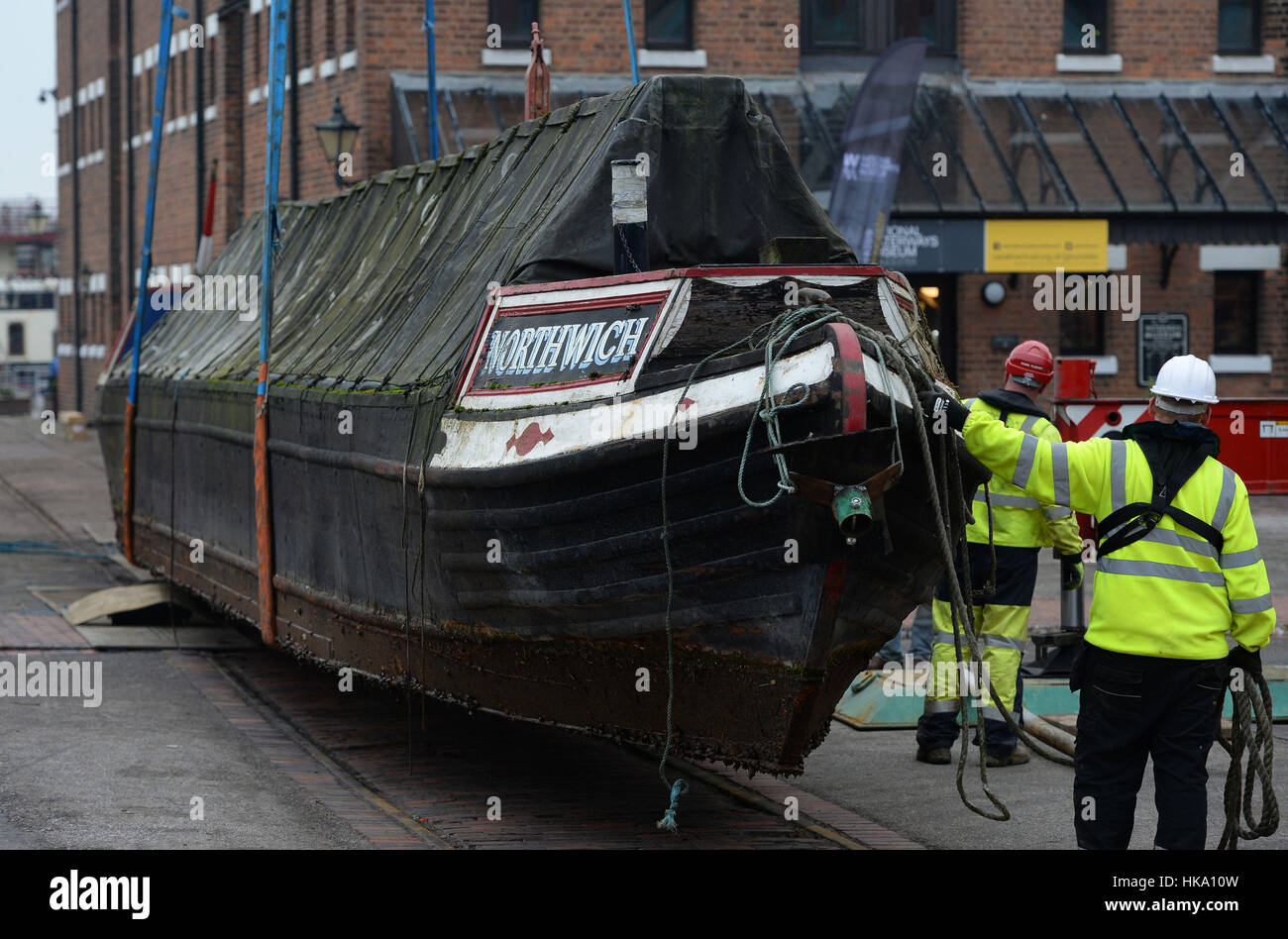 119-year-old 15-04 'Northwich' est amené de l'eau au quai de subir des travaux de conservation au niveau national Waterways Museum à Gloucester Docks. Banque D'Images