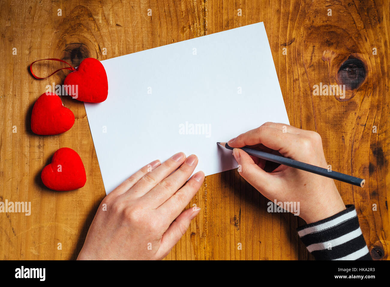 Femme Ecrivant Lettre D Amour Ou Poeme Romantique Pour La Saint Valentin Vue Du Dessus Photo Stock Alamy