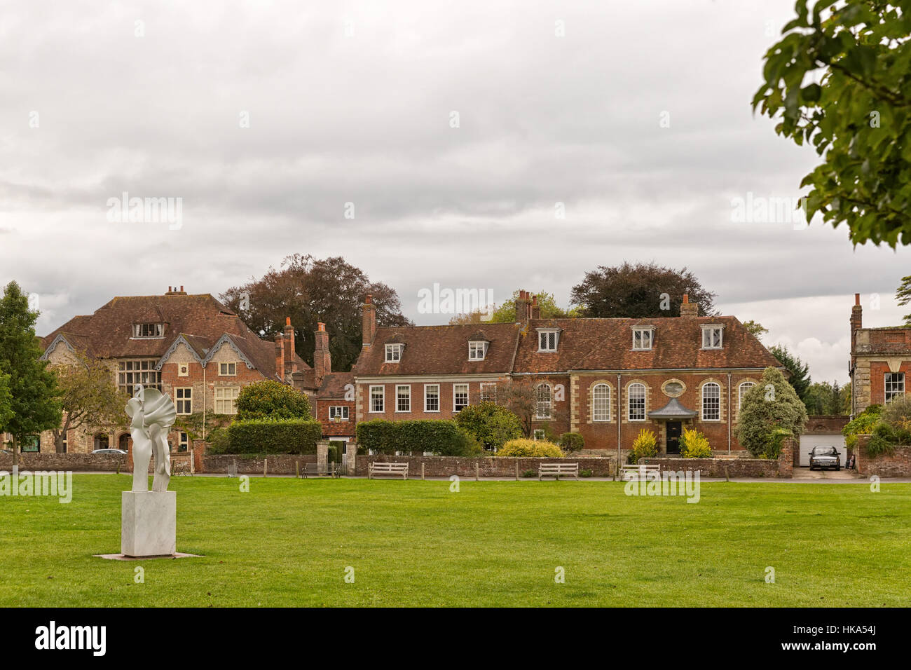 Salisbury, Royaume-Uni - Octobre 2016 : Parc de la cathédrale de Salisbury sur nuageux jour d'automne, en Angleterre Banque D'Images