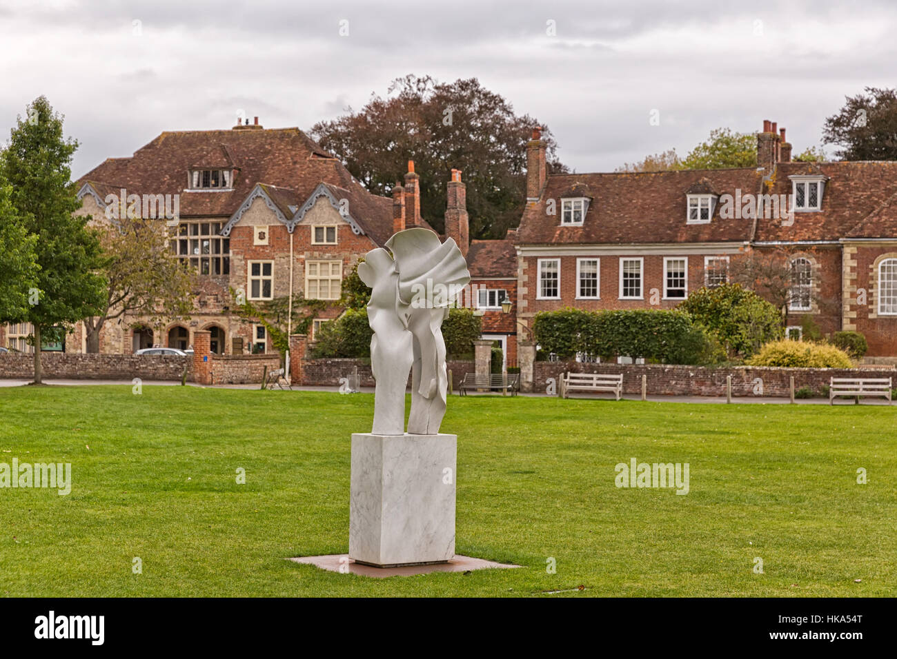 Salisbury, Royaume-Uni - Octobre 2016 : Parc de la cathédrale de Salisbury sur nuageux jour d'automne, en Angleterre Banque D'Images