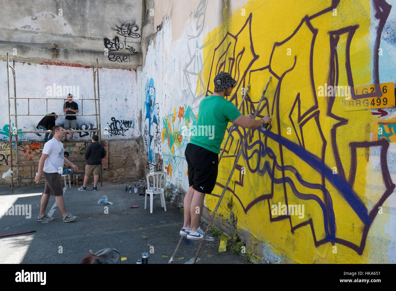Un homme graffitis sur le mur, Limassol, Chypre. Banque D'Images