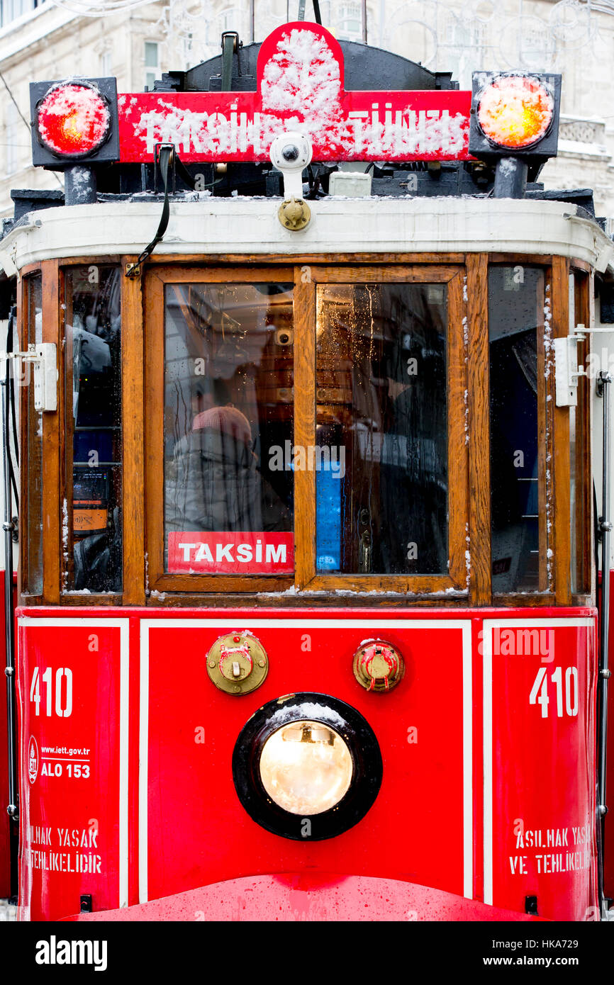 Le Tram sous la neige la pluie au moment de la rue Istiklal, Beyoglu, Turquie. Banque D'Images