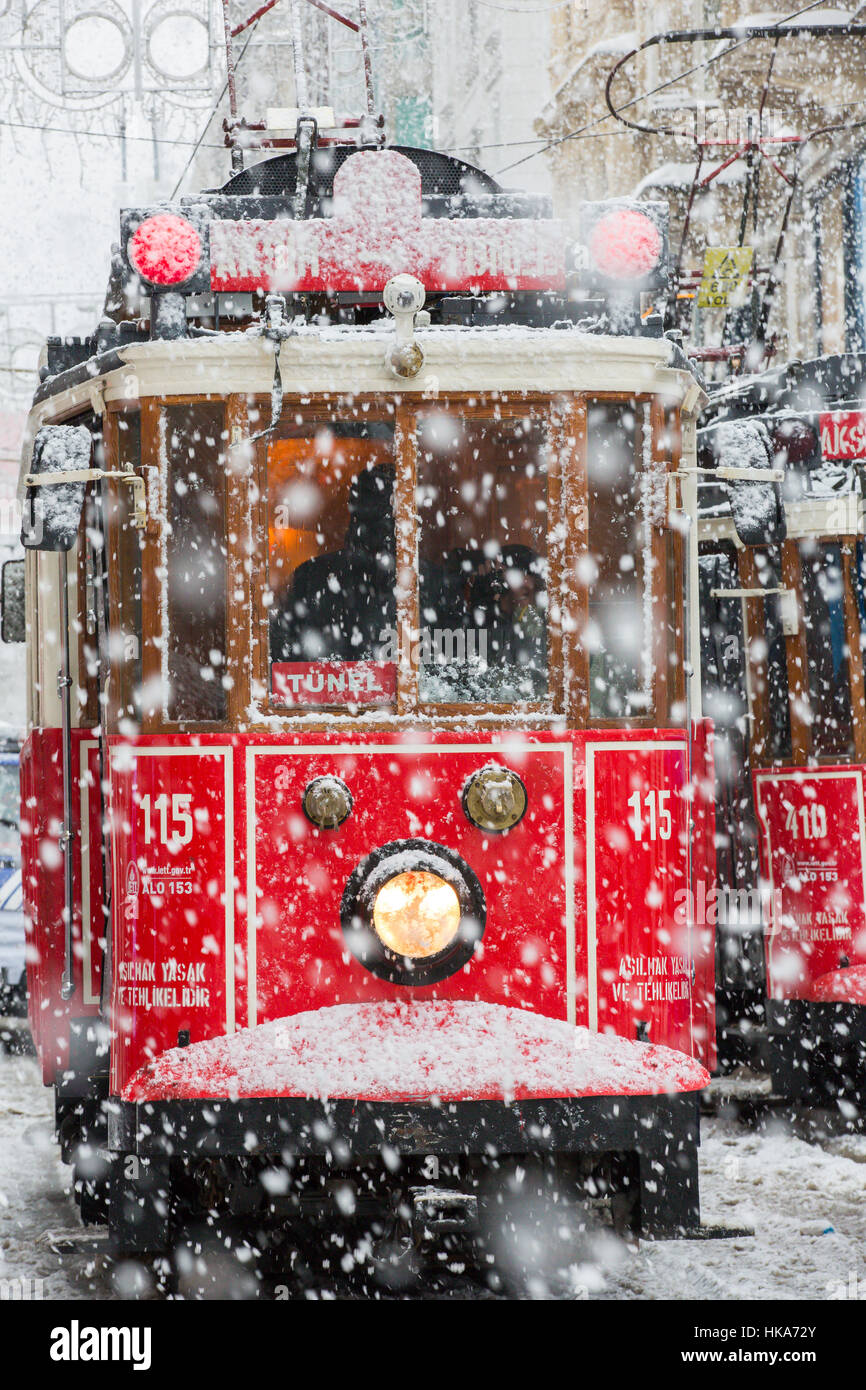Le Tram sous la neige la pluie au moment de la rue Istiklal, Beyoglu, Turquie. Banque D'Images