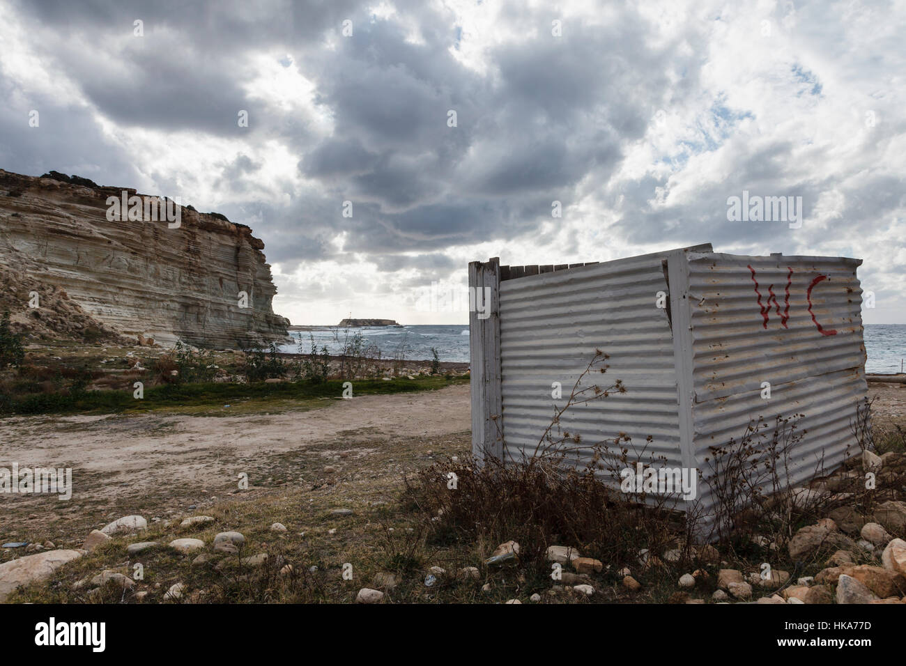 WC rustique sur plage près de Cape Drepano, Agios Georgios, Chypre Banque D'Images