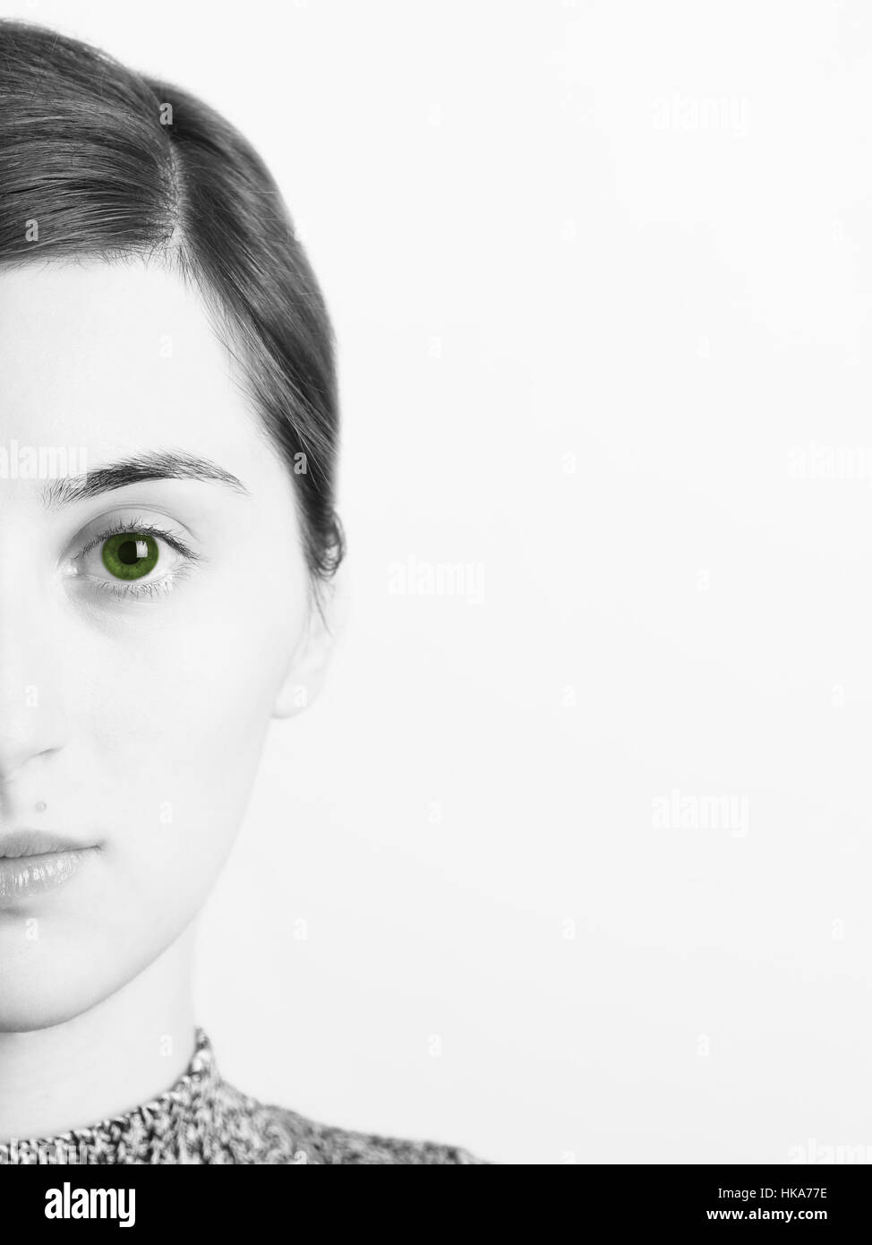 Portrait noir et blanc de beaux yeux verts Girl Banque D'Images