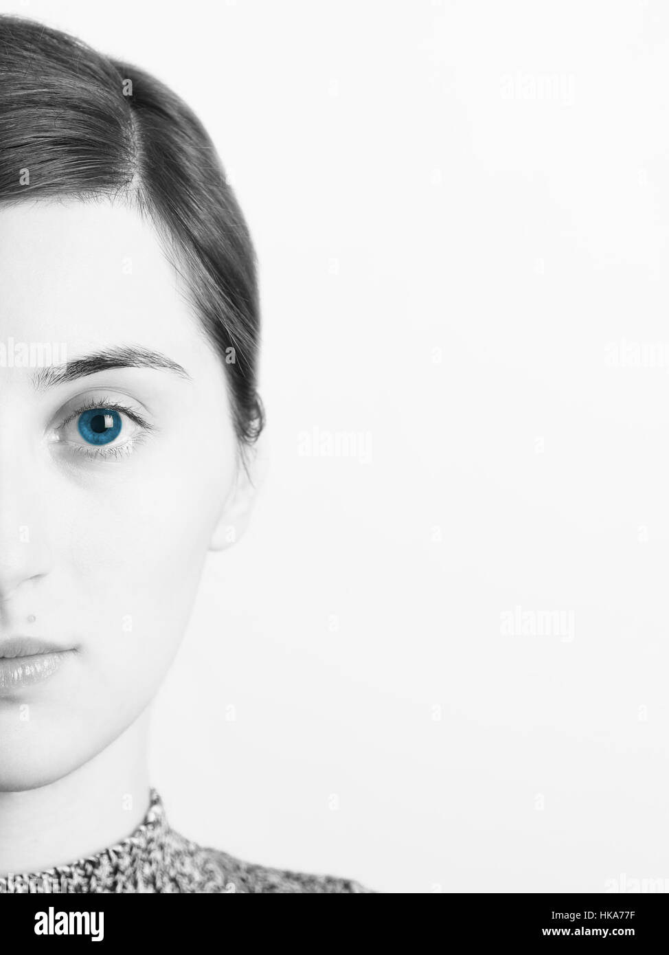 Portrait noir et blanc de beaux yeux bleus Girl Banque D'Images