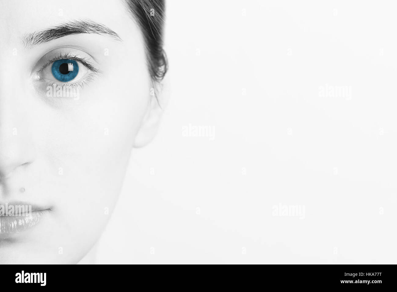 Portrait noir et blanc de beaux yeux bleus Girl Banque D'Images