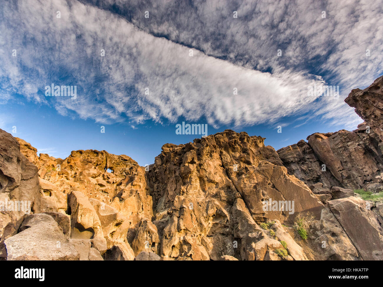 Cirrus Cirrocumulus et plus de Trou-dans-le-mur de pierres à Mojave National Preserve, California, USA Banque D'Images