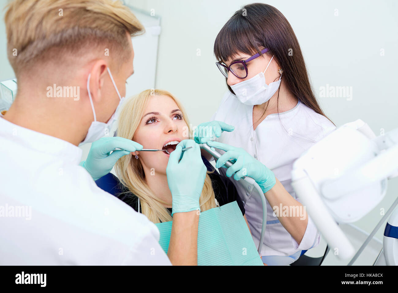Le patient est une fille avec une bouche ouverte au dentiste dans les cabinets dentaires Banque D'Images