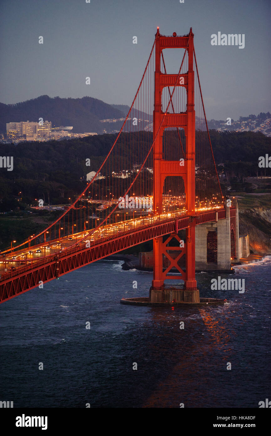 Golden Gate Bridge at night avec circulation Banque D'Images