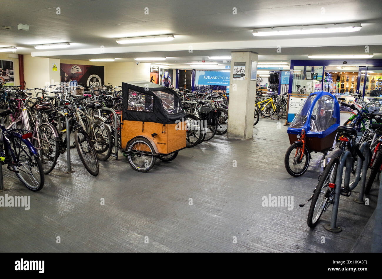 Secure Bike parking Cambridge - vélos stationnés dans le parc sécurisé de  vélos sous le développement de Grand Arcade, Cambridge Royaume-Uni Photo  Stock - Alamy