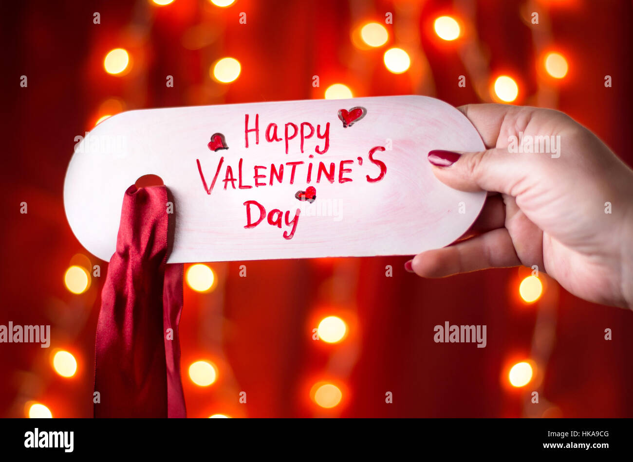 Femme hand holding Happy Valentines Day card Banque D'Images
